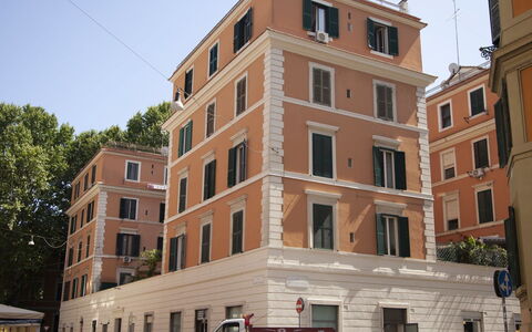 Testaccio Piramide: Gebouw, Lucht, Auto, Venster, Eigendom, Voertuig, Automotive Buiten, Stedelijk Ontwerp, Condominium, Buurt