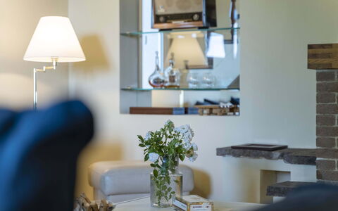 Villa Zara: Eigendom, Tafel, Woonkamer, Comfort, Bankstel, Interieur Ontwerp, Gebouw, Verlichting, Architectuur, Lamp
