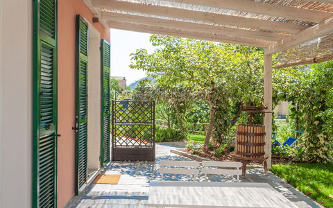 La Casa Dei Glicini - Levanto: Fabriek, Schaduw, Hout, Buitenmeubels, Verdieping, Flooring, Onroerend Goed, Zwembad, Vrije Tijd, Rechthoek