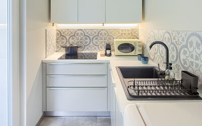 Magnolia - Ground Floor Apartment: Gootsteen, Cabinetry, Countertop, Eigendom, Kraan, Wastafel, Loodgieterswerkinrichting, Keuken, Fornuis, Hout