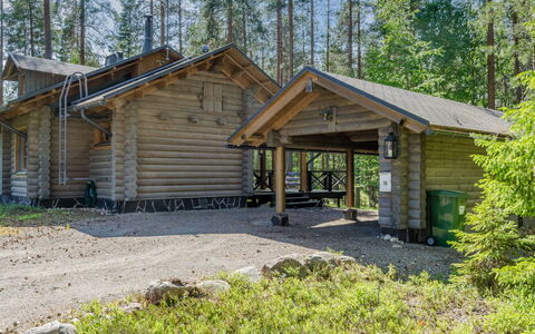 Pyöröpirtti: Bed, Meubilair, Slaapkamer, Interieur Ontwerp, Bedding, Laken, Flooring, Hout, Verdieping, Kamer
