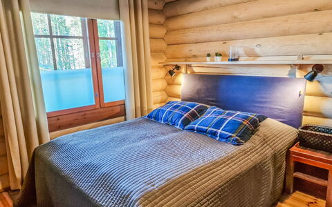 Pyöröpirtti: Bed, Meubilair, Slaapkamer, Interieur Ontwerp, Bedding, Laken, Flooring, Hout, Verdieping, Kamer