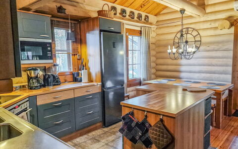 Pyöröpirtti: Bed, Meubilair, Slaapkamer, Interieur Ontwerp, Bedding, Laken, Flooring, Hout, Verdieping, Kamer