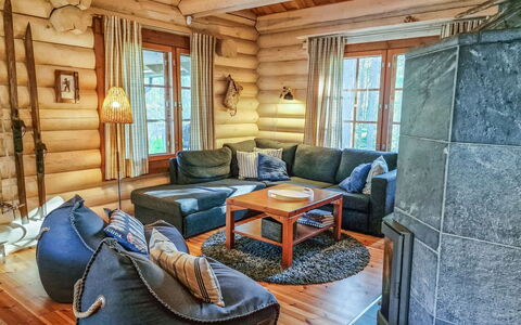 Pyöröpirtti: Bed, Meubilair, Slaapkamer, Interieur Ontwerp, Bedding, Laken, Flooring, Hout, Verdieping, Kamer