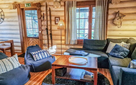 Pyöröpirtti: Bed, Meubilair, Slaapkamer, Interieur Ontwerp, Bedding, Laken, Flooring, Hout, Verdieping, Kamer