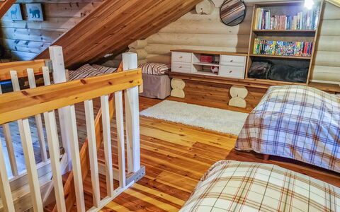 Pyöröpirtti: Bed, Meubilair, Slaapkamer, Interieur Ontwerp, Bedding, Laken, Flooring, Hout, Verdieping, Kamer