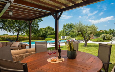 Villa Grando i: Lucht, Fabriek, Meubilair, Plantengemeenschap, Tafel, Natuurlijk Landschap, Stoel, Land Lot, Buitenmeubels, Boom