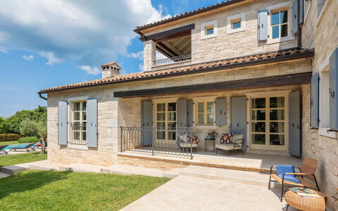 Villa Grando i: Lucht, Fabriek, Meubilair, Plantengemeenschap, Tafel, Natuurlijk Landschap, Stoel, Land Lot, Buitenmeubels, Boom