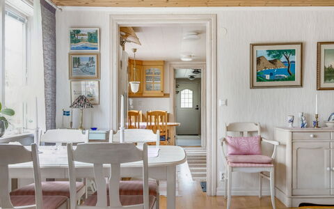 Arvidstorp: Tafel, Meubilair, Eigendom, Fotolijst, Stoel, Cabinetry, Hout, Interieur Ontwerp, Woonkamer, Stellingen