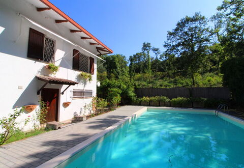 Pupa House: Water, Fabriek, Lucht, Gebouw, Zwembad, Azure, Boom, Vrije Tijd, Schaduw, Woongebied