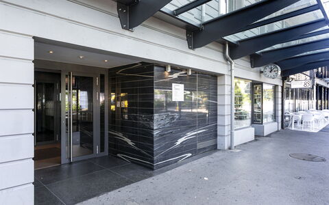 Le Jazz: Gebouw, Schaduw, Deur, Onroerend Goed, Facade, Plafond, Flooring, Huis, Commercieel Gebouw