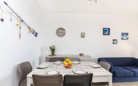 Riells Platja: Tableware, Lucht, Tafel, Eigendom, Fabriek, Meubilair, Gebouw, Wolk, Dishware, Kop
