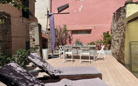 Casa nel Blu: Tableware, Lucht, Tafel, Eigendom, Fabriek, Meubilair, Gebouw, Wolk, Dishware, Kop