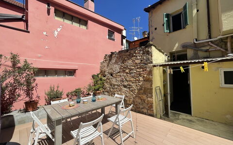 Casa nel Blu: Tableware, Lucht, Tafel, Eigendom, Fabriek, Meubilair, Gebouw, Wolk, Dishware, Kop