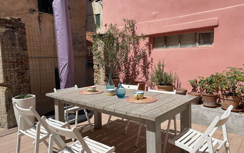 Casa nel Blu: Tableware, Lucht, Tafel, Eigendom, Fabriek, Meubilair, Gebouw, Wolk, Dishware, Kop