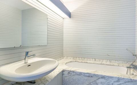 Les Miradors: Kraan, Loodgieterswerkinrichting, Wastafel, Gebouw, Hout, Wastafel In De Badkamer, Badkamer, Interieur Ontwerp, Flooring