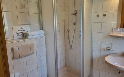Sonnenschein B: Loodgieterswerkinrichting, Wastafel, Eigendom, Douchekop, Deur Van De Douche, Kraan, Spiegel, Douche, Badkamer, Interieur Ontwerp