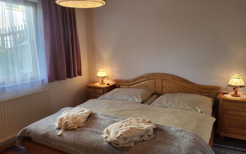 Sonnenschein B: Meubilair, Eigendom, Gebouw, Comfort, Venster, Hout, Lamp, Verlichting, Interieur Ontwerp, Bed Frame