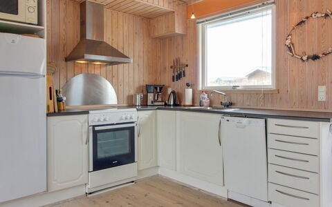 Mitre - 300M from the Sea: Keuken, Hout, Toestel Van De Keuken, Major Appliance, Countertop, Flooring, Interieur Ontwerp, Plafond, Cabinetry, Meubilair