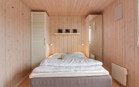 Mitre - 300M from the Sea: Slaapkamer, Hout, Flooring, Verdieping, Bed, Interieur Ontwerp, Plafond, Meubilair, Laken, Kamer