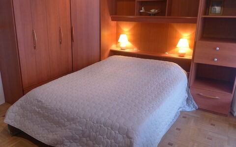 Le Casino: Slaapkamer, Bed, Meubilair, Kamer, Eigendom, Laken, Bed Frame, Bedding, Hardwood, Verdieping