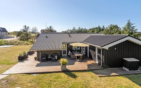 Gun - 450M from the Sea: Zwembad, Badplaats