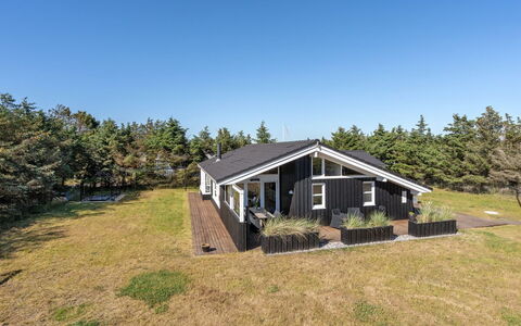 Gun - 450M from the Sea: Zwembad, Badplaats
