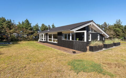 Gun - 450M from the Sea: Zwembad, Badplaats