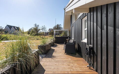 Gun - 450M from the Sea: Zwembad, Badplaats