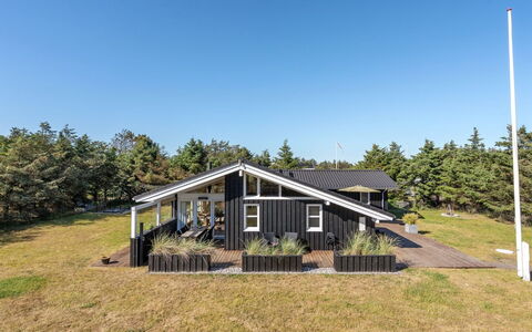 Gun - 450M from the Sea: Zwembad, Badplaats