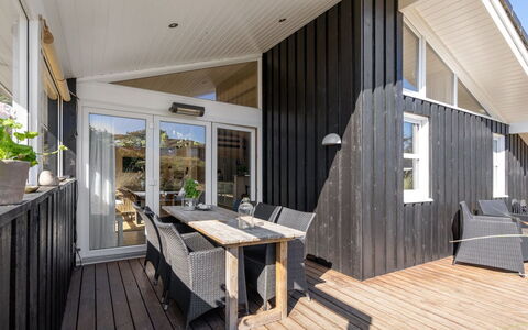Gun - 450M from the Sea: Dak, Huis, Deur, Verblijf, Schaduw, Siding, Werf, Landgoed, Backyard