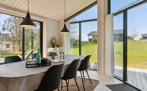 Enisa - 800M from the Sea: Dak, Huis, Deur, Verblijf, Schaduw, Siding, Werf, Landgoed, Backyard