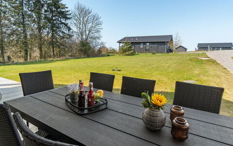 Enisa - 800M from the Sea: Dak, Huis, Deur, Verblijf, Schaduw, Siding, Werf, Landgoed, Backyard