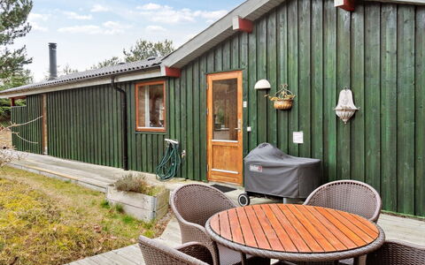 Nada - 200M from the Sea: Meubilair, Interieur Ontwerp, Flooring, Hout, Verdieping, Plafond, Houten Vloer, Stoel, Tafel, Verlichting