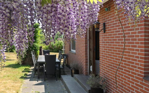 Angelie - 350M from the Sea: Vegetation, Struik, De Lente, Verblijf, Tuin, Schaduw, Backyard, Werf, Stoel