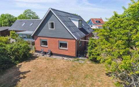 Angelie - 350M from the Sea: Vegetation, Struik, De Lente, Verblijf, Tuin, Schaduw, Backyard, Werf, Stoel
