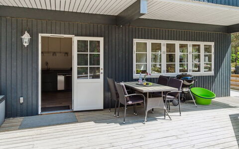 Sjo - 300M from the Sea: Dak, Huis, Land Lot, Huis, Verblijf, Landgoed, Garden Gebouwen, Schaduw, Blokhut, Landscaping