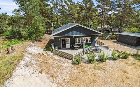 Sjo - 300M from the Sea: Dak, Huis, Land Lot, Huis, Verblijf, Landgoed, Garden Gebouwen, Schaduw, Blokhut, Landscaping