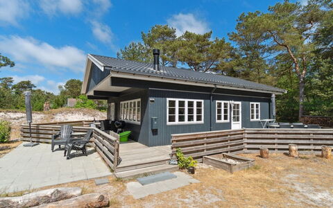 Sjo - 300M from the Sea: Dak, Huis, Land Lot, Huis, Verblijf, Landgoed, Garden Gebouwen, Schaduw, Blokhut, Landscaping