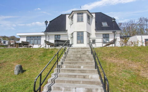 Johanna - 300M from the Sea: Hout, Meubilair, Appartement, Kamer, Plafond, Beits, Stoel, Hardwood, Vernis, Timmerhout