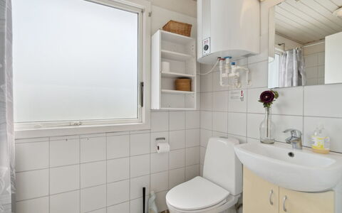 Eliene - 400M from the Sea: Loodgieterswerkinrichting, Badkamer, Muur, Wc Bril, Toilet, Flooring, Wastafel, Wastafel In De Badkamer, Verdieping, Interieur Ontwerp