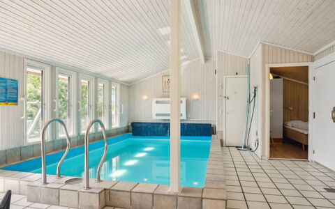Isto - 250M from the Sea: Hout, Flooring, Verdieping, Interieur Ontwerp, Plafond, Meubilair, Toevlucht, Hardwood, Zwembad, Houten Vloer
