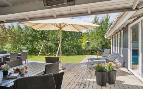 Isto - 250M from the Sea: Hout, Meubilair, Huis, Stoel, Schaduw, Buitenmeubels, Veranda, Dek, Hardwood, Buitentafel