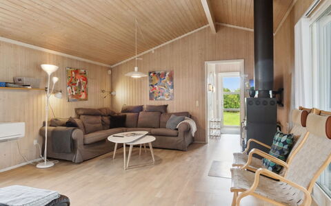 Isto - 250M from the Sea: Hout, Flooring, Meubilair, Interieur Ontwerp, Verdieping, Plafond, Huis, Woonkamer, Houten Vloer, Kamer