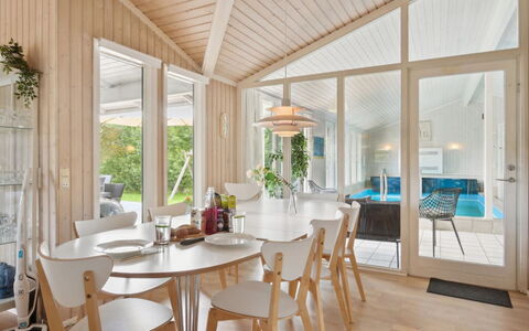 Isto - 250M from the Sea: Hout, Interieur Ontwerp, Plafond, Flooring, Huis, Verdieping, Meubilair, Eetkamer, Keuken En Eettafel, Houten Vloer