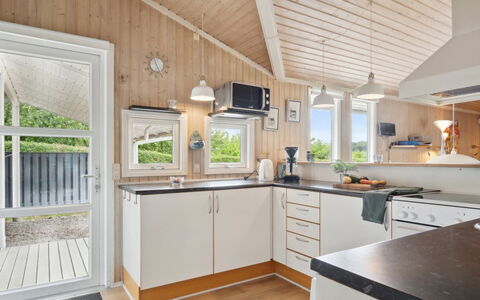 Isto - 250M from the Sea: Hout, Plafond, Keuken, Interieur Ontwerp, Huis, Flooring, Huis, Major Appliance, Countertop, Toestel Van De Keuken