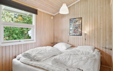 Isto - 250M from the Sea: Slaapkamer, Hout, Bed, Laken, Interieur Ontwerp, Plafond, Bedding, Verdieping, Flooring, Bed Frame