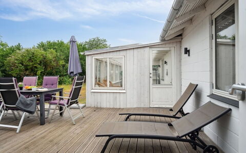 Janna - 75M from the Sea: Meubilair, Interieur Ontwerp, Flooring, Hout, Verdieping, Plafond, Houten Vloer, Stoel, Tafel, Verlichting