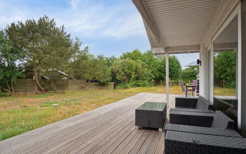 Janna - 75M from the Sea: Meubilair, Interieur Ontwerp, Flooring, Hout, Verdieping, Plafond, Houten Vloer, Stoel, Tafel, Verlichting