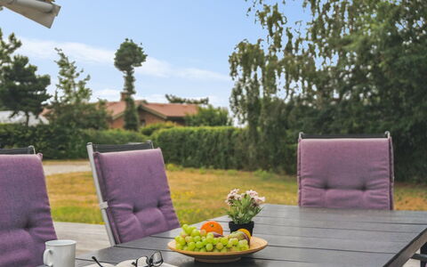 Janna - 75M from the Sea: Meubilair, Interieur Ontwerp, Flooring, Hout, Verdieping, Plafond, Houten Vloer, Stoel, Tafel, Verlichting